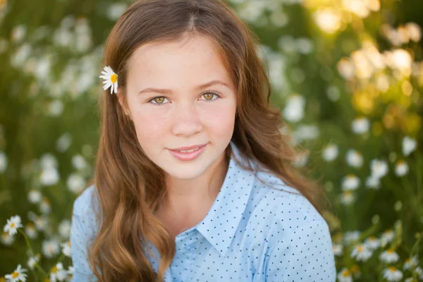 Vacker ung kvinna ligga på gräset och att lukta blomma, — Stockfoto