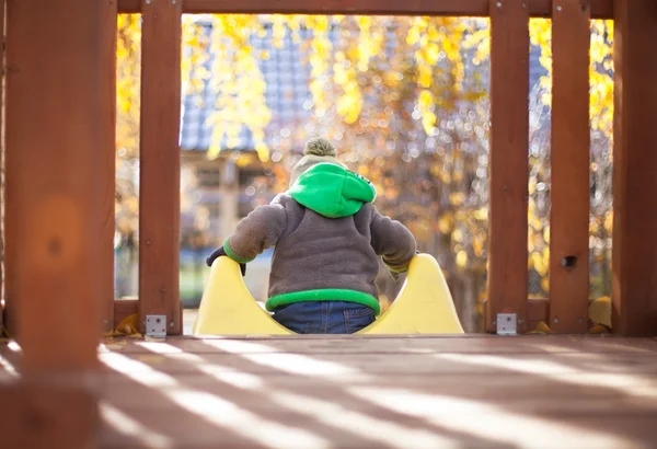 Niños jugando con hojas caídas de otoño en el parque —  Fotos de Stock