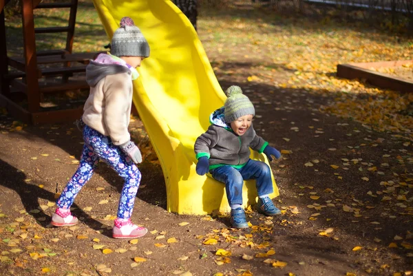 孩子们在公园里玩秋天落叶游戏 — 图库照片