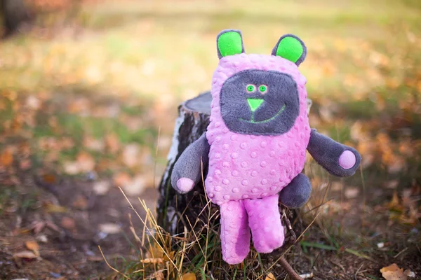 Osito de peluche rosa con ojos y orejas verdes — Foto de Stock