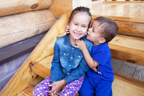 Menino e menina brincando ao ar livre — Fotografia de Stock