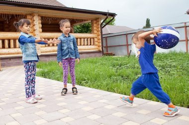 mutlu çocuklar eğleniyor baharda.