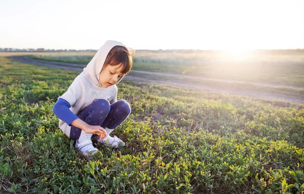 Criança feliz no campo de primavera . — Fotografia de Stock