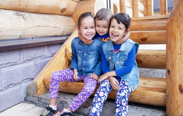 Crianças felizes se divertindo na primavera . — Fotografia de Stock