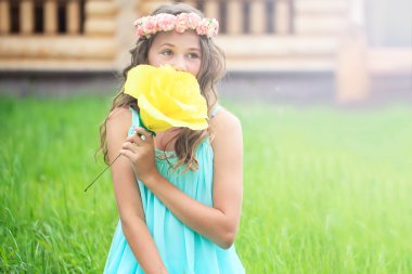 Yeşil çimenlerin üzerinde genç kız