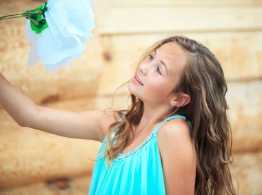 Yeşil çimenlerin üzerinde genç kız