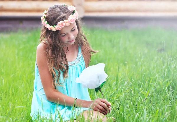 Chica joven sobre hierba verde —  Fotos de Stock