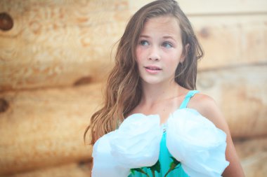 çiçek ile genç kız