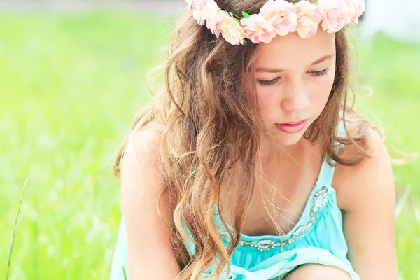 Chica joven con flor — Foto de Stock