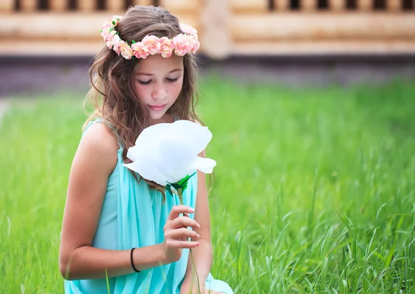 Jong meisje met bloem — Stockfoto