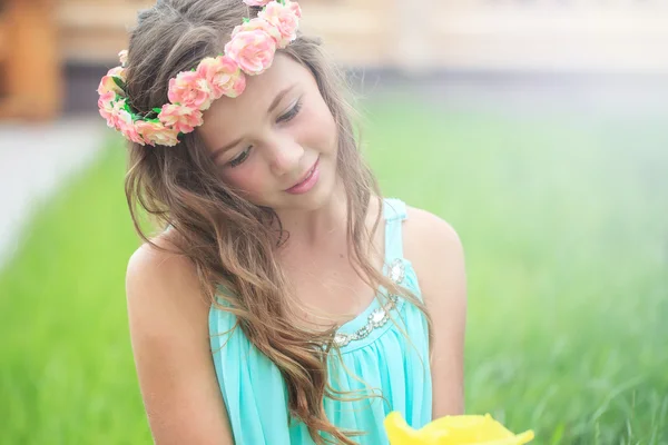 Menina com flor — Fotografia de Stock