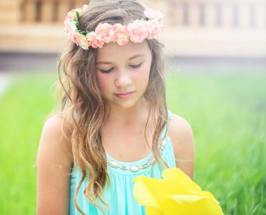 Doğadaki genç kız..