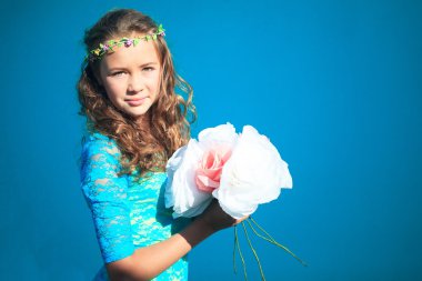 Doğadaki genç kız..