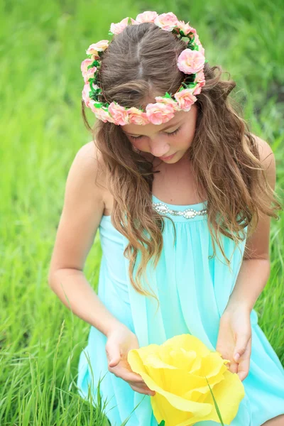 Chica joven en la naturaleza. — Foto de Stock