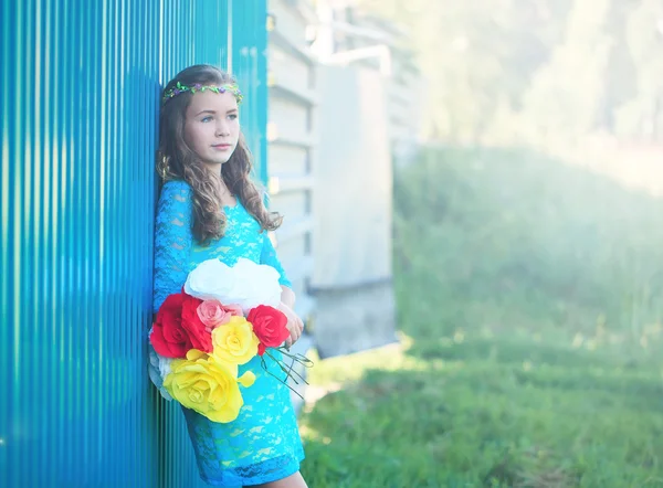 Retrato al aire libre de una hermosa mujer en vestido azul —  Fotos de Stock