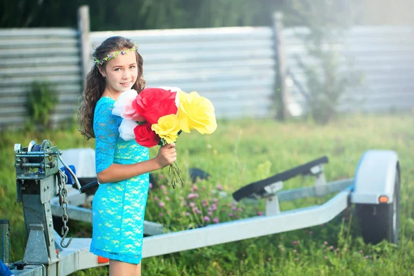 Portret în aer liber al unei femei frumoase în rochie albastră — Fotografie, imagine de stoc