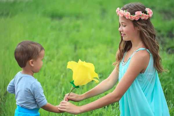 Niños felices, hermanos y hermanas, riéndose adolescente — Foto de Stock