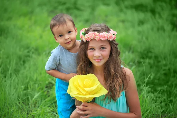 Heureux enfants, frères et sœurs, rire adolescent garçon — Photo