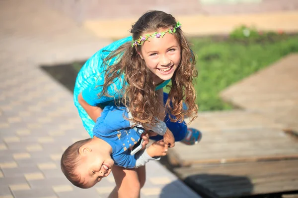 Niños felices, hermanos y hermanas, riéndose adolescente — Foto de Stock