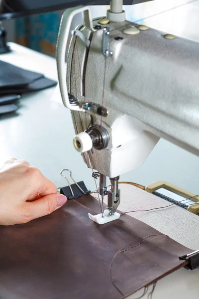 Швейная машинка с женскими руками — стоковое фото