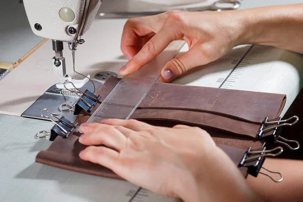 Las manos de la mujer en la máquina de coser — Foto de Stock