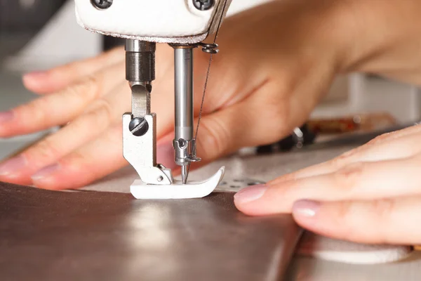 Máquina de coser con las manos de las mujeres — Foto de Stock