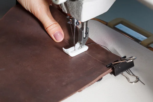 Máquina de coser con las manos de las mujeres — Foto de Stock