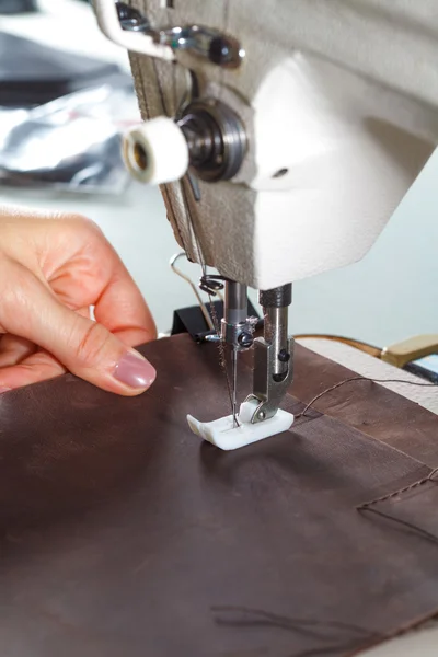 Máquina de coser con las manos de las mujeres — Foto de Stock