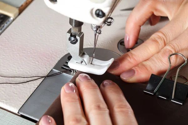 Máquina de coser con las manos de las mujeres — Foto de Stock