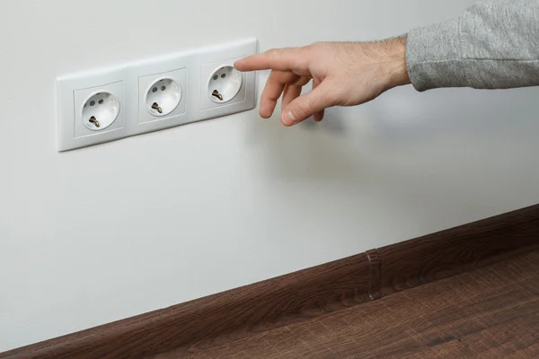 Electrician shows a finger an electrical plug — Stock Photo, Image