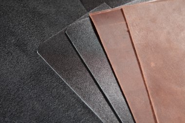 Kahverengi ve siyah deri parçaları