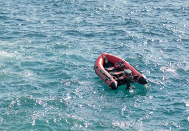 denizde yüzen şişirilebilir kauçuk taşıma tekne