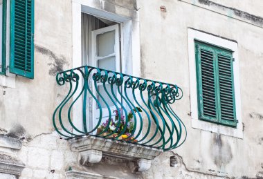 Урожай балкон і windows архітектури докладно давньої споруди