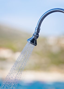 plaj ve güneşli bir gün su duş