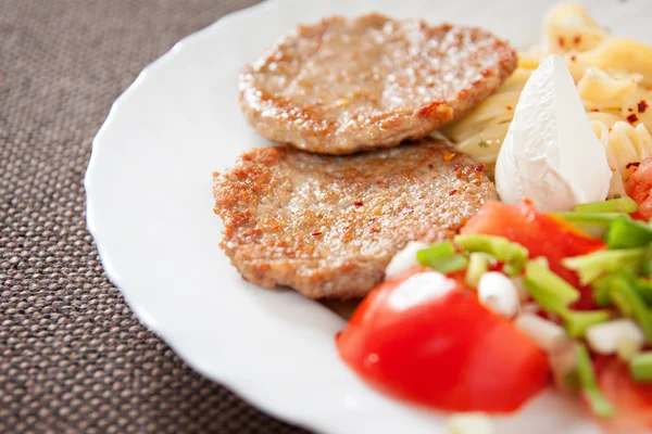 Plato de almuerzo con albóndigas, tomate, pasta y ensalada —  Fotos de Stock