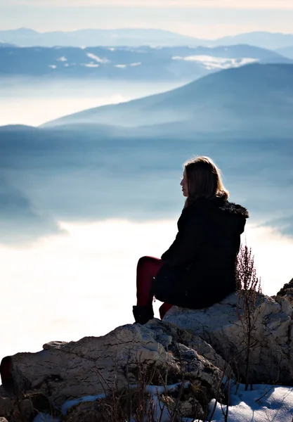 Joven chica es restind en la cima de la montaña — Foto de Stock