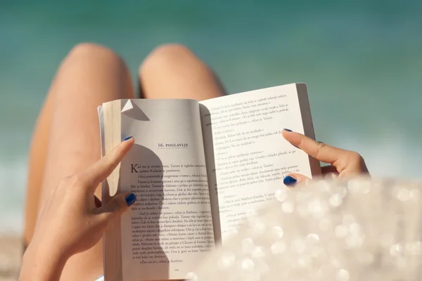 eğlence genç kız plajda bir kitap okuma