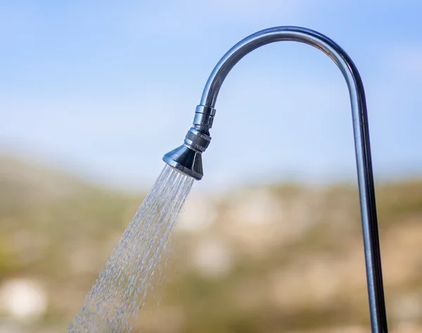 Wasserdusche am Strand und sonniger Tag — Stockfoto