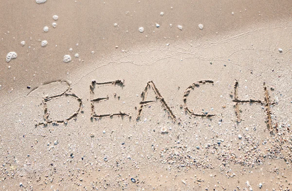 Caligrafía palabra playa en mar playa arena — Foto de Stock