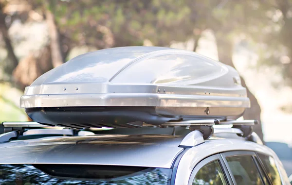 Caja del maletero fijado en la parte superior del techo del coche — Foto de Stock