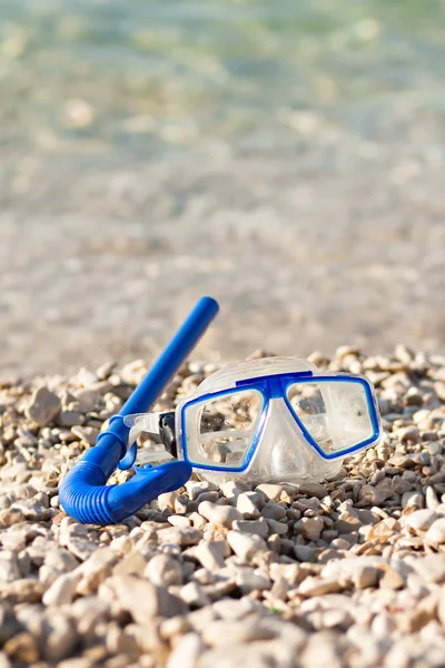 Diving mask glasses and pipe at summer beach — Stock Photo, Image