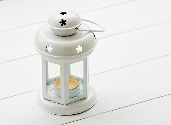 复古蜡烛灯灯在白色的木面板 免版税图库照片