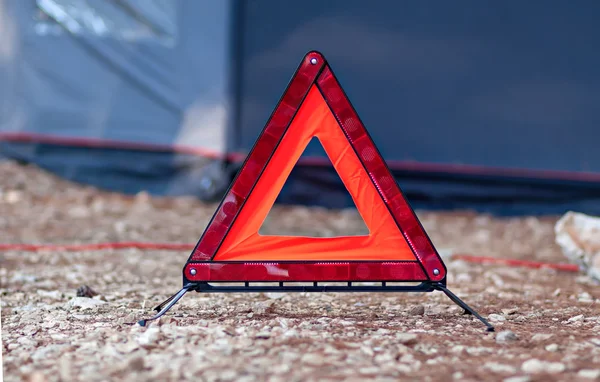 Fényvisszaverő piros háromszög autó tartozék figyelmeztető jel Stock Kép