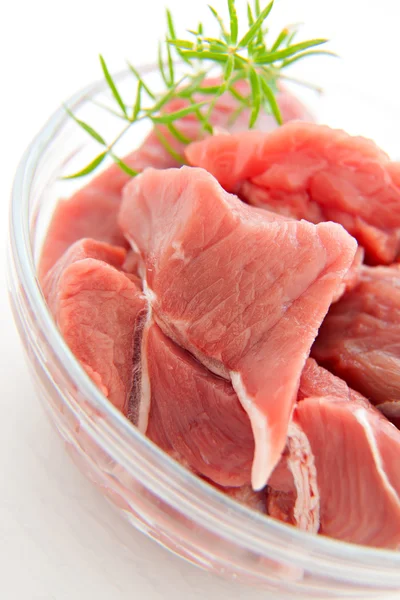 Carne cruda sin cocer aislada en un fondo blanco —  Fotos de Stock