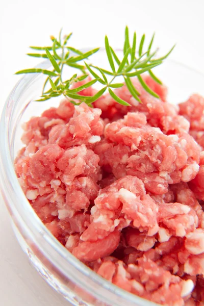 Carne picada cruda sin cocer aislada en un fondo blanco —  Fotos de Stock