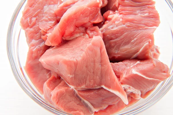 Carne cruda sin cocer aislada en un fondo blanco —  Fotos de Stock