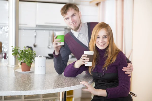 Sabahları çay içme genç mutlu çift