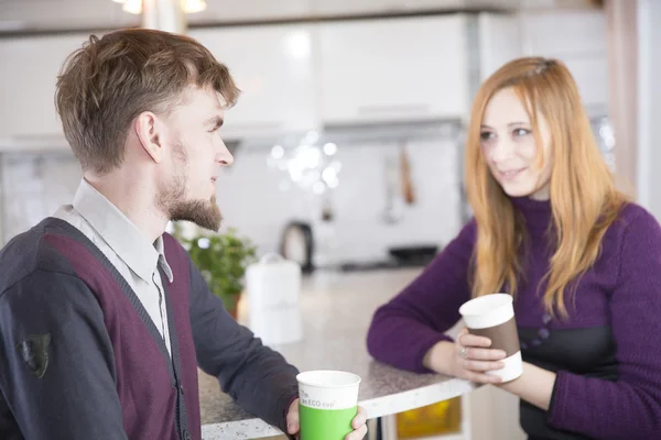 Sabahları çay içme genç mutlu çift