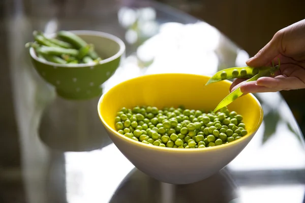 Yeşil bezelye sanatsal arka cam tablo hazırlama