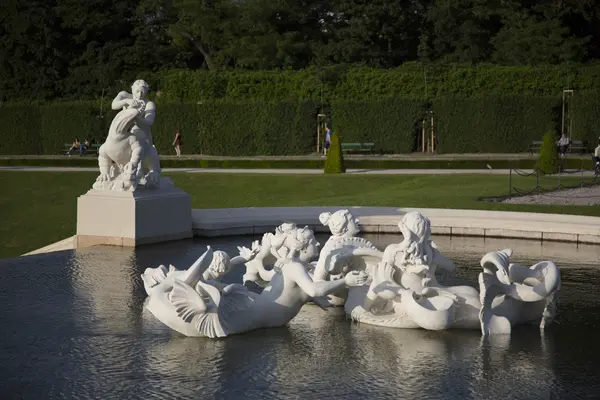 Viyana sokaklarında ve anıtlar